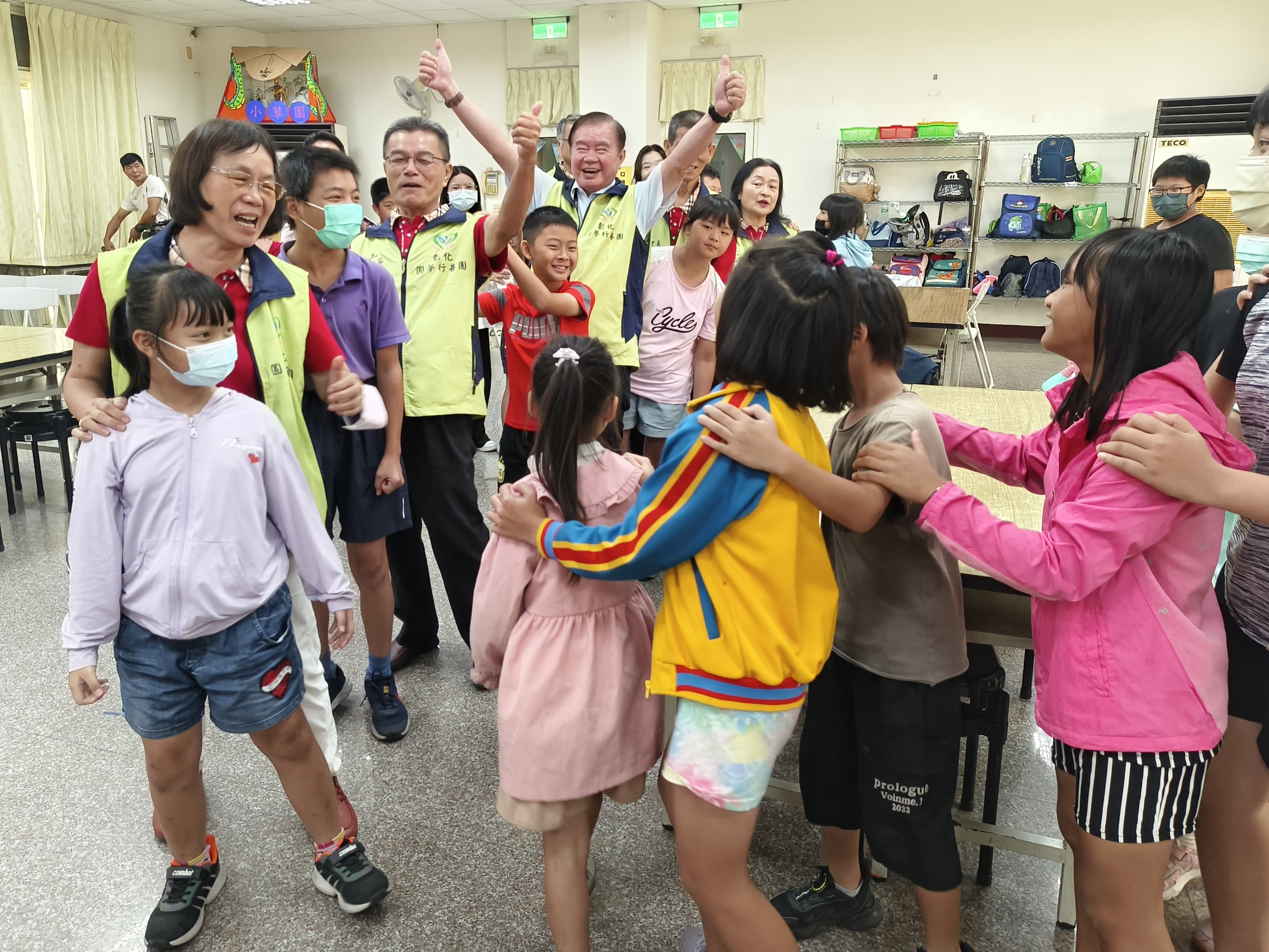 ▲彰化縣圓夢行善團專程到彰化家扶二林服務處捐贈20萬元善款，提升彰化家扶方案課程教學品質及專業服務量能。（記者張溎壕攝）