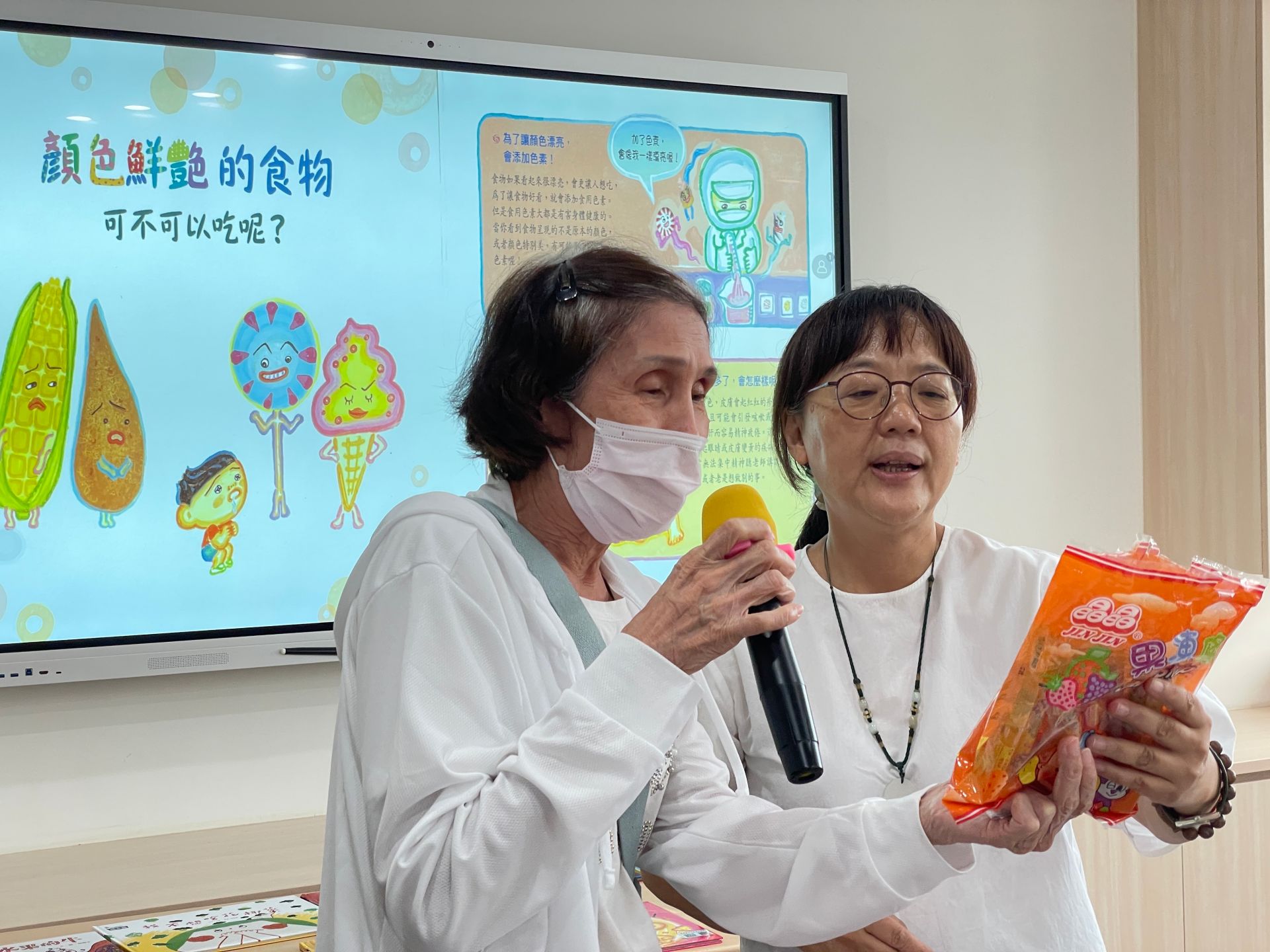 參與的奶奶(左)與王老師一起努力辨識「營養標示」