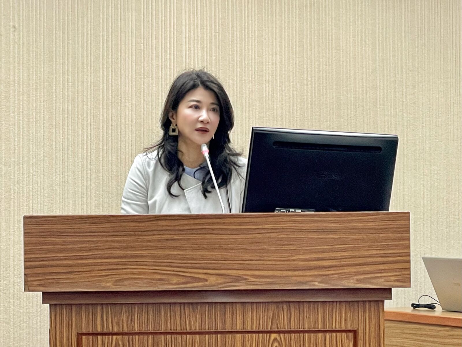 牛煦庭批普發現金6000元是買票 林楚茵駁:3月連署喊發1萬的正是你! 250 牛煦庭批普發現金6000元是買票 林楚茵駁:3月連署喊發1萬的正是你! 249