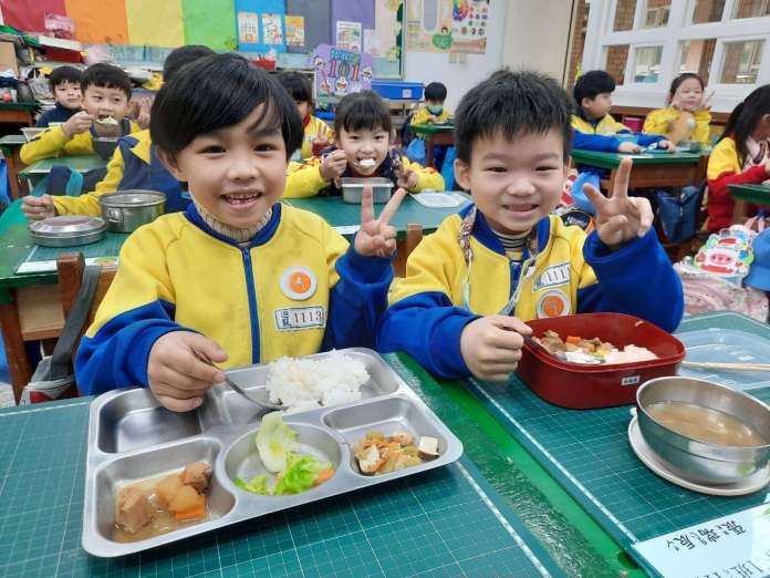 專訪/桃園教育局推國中小免費營養午餐、代理教師全聘期 師生反應曝 135 1 4