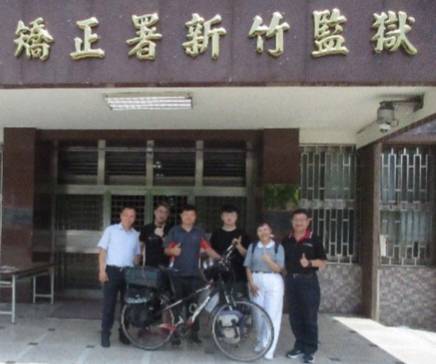 新竹十八尖山黑狼5號行動單車咖啡曾智勳,到新竹監獄分享創業經驗。(圖/記者黃溎芬翻攝)