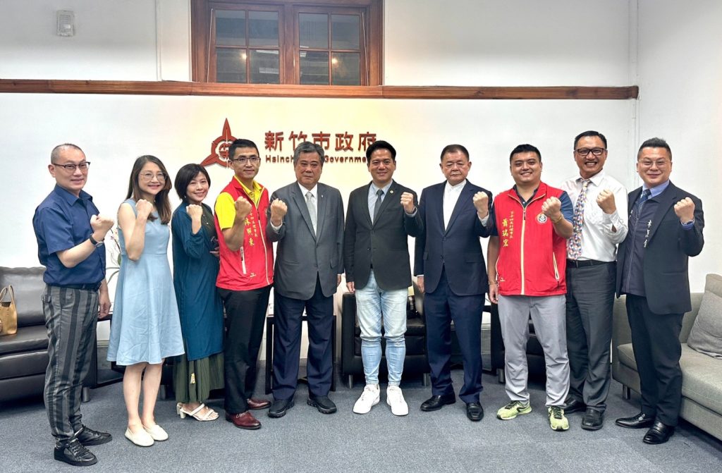 拿督丁重誠（右四）與林照東理事長（左四）拜會新竹市政府，代理市長邱臣遠市長（右五）親自接見。（圖/記者黃溎芬攝）