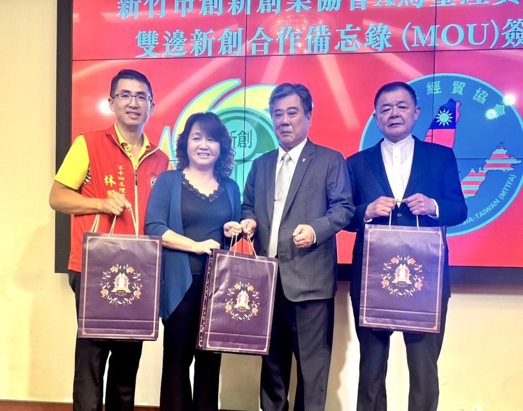 全國戴姓宗親會戴美玉理事長（左二）致贈拿督丁重誠伴手禮表示歡迎祝賀。（圖/記者黃溎芬攝）