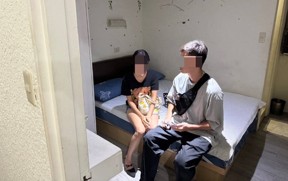 ▲圖說:警方查獲持觀光簽證來臺從事性交易的泰籍女子以及尋芳客 (圖/台中市政府 提供)