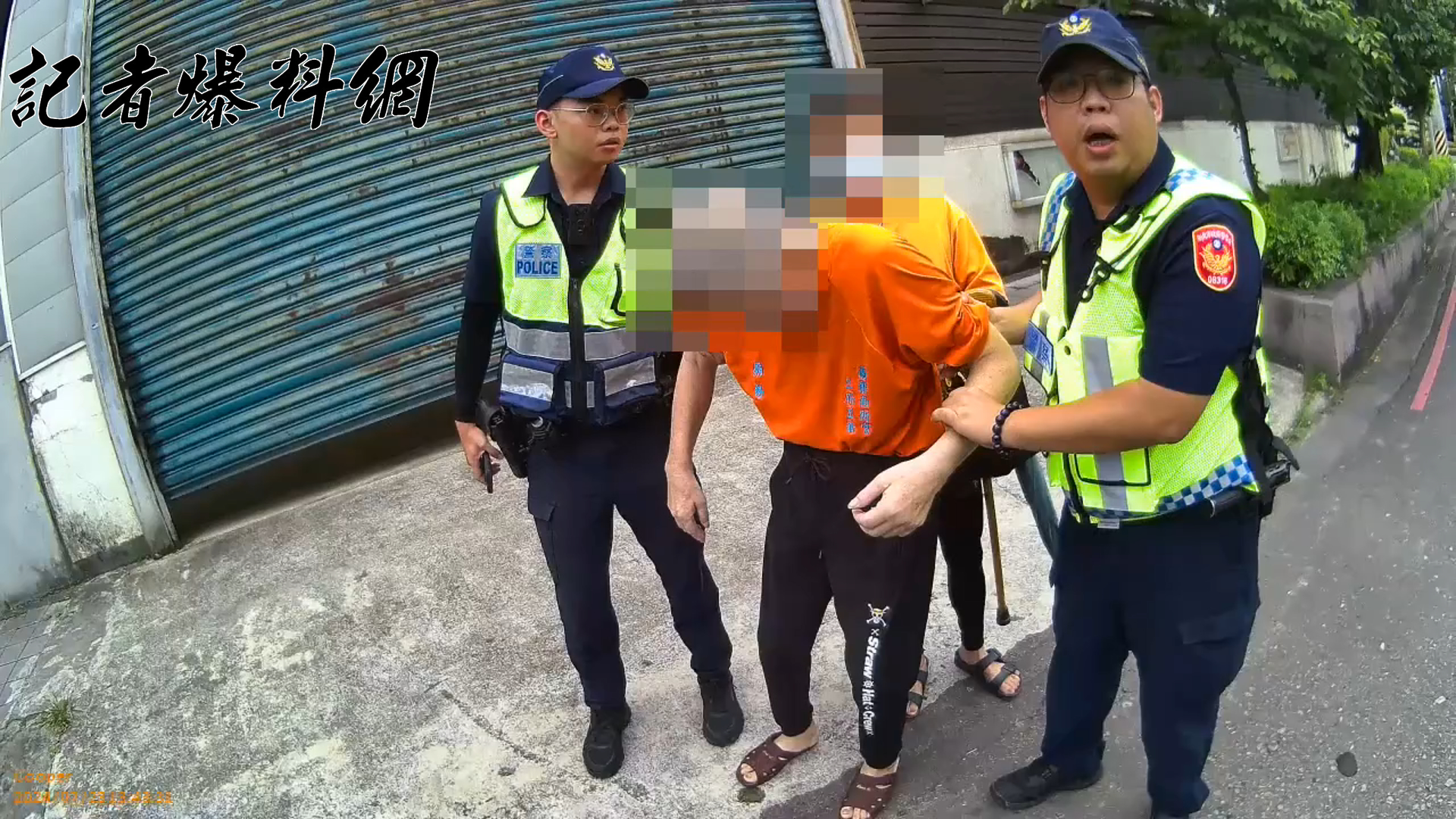 ▲眼見萬安演習開始,土城區警方在路上發現1對焦急的老夫妻。(翻攝畫面)