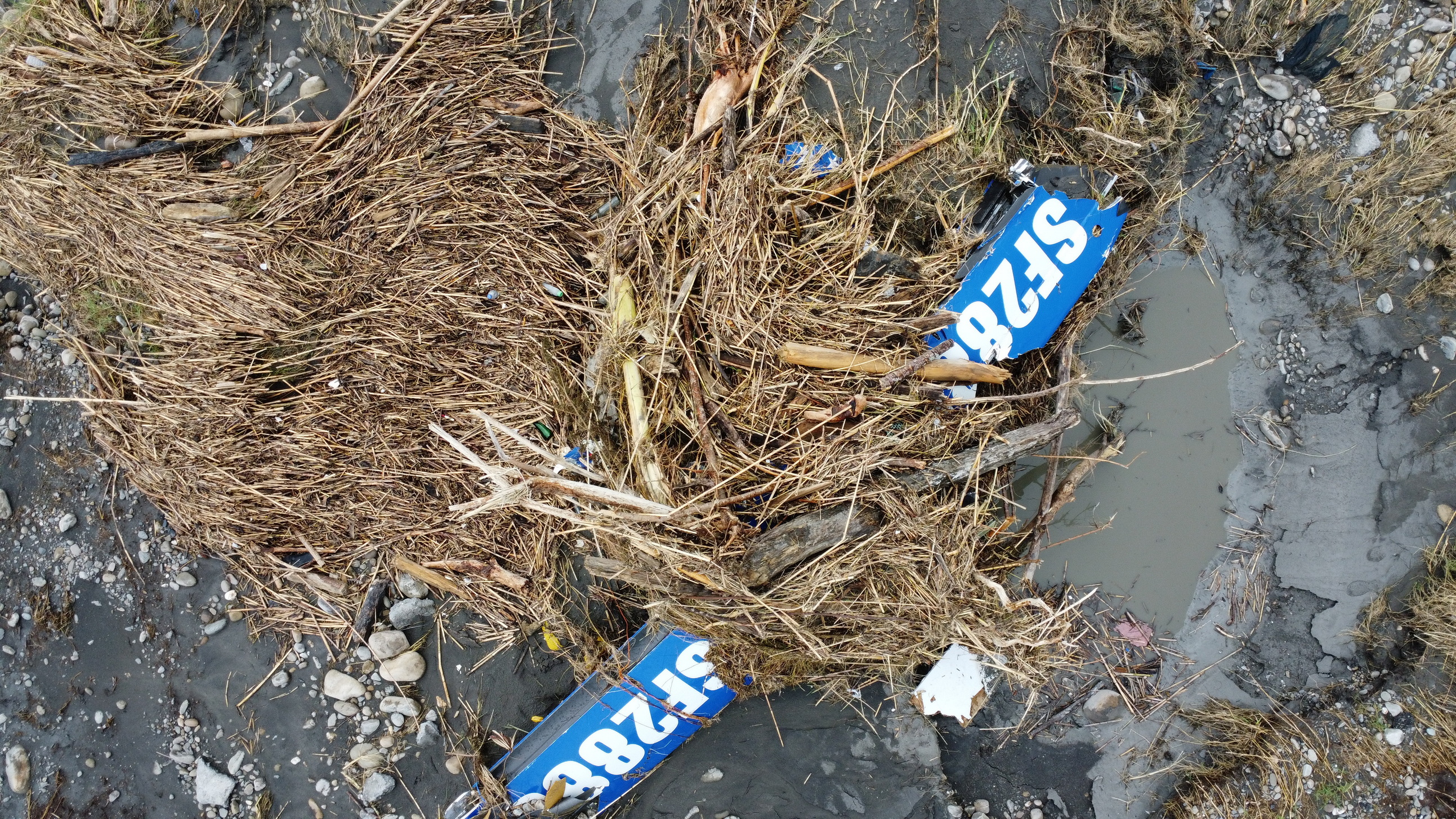 ▲凱米颱風帶來豪大雨,造成濁水溪河水暴漲,承租河川地的農民巡視農地時發現3架鯊魚機殘骸。(縣議員李俊諭提供)