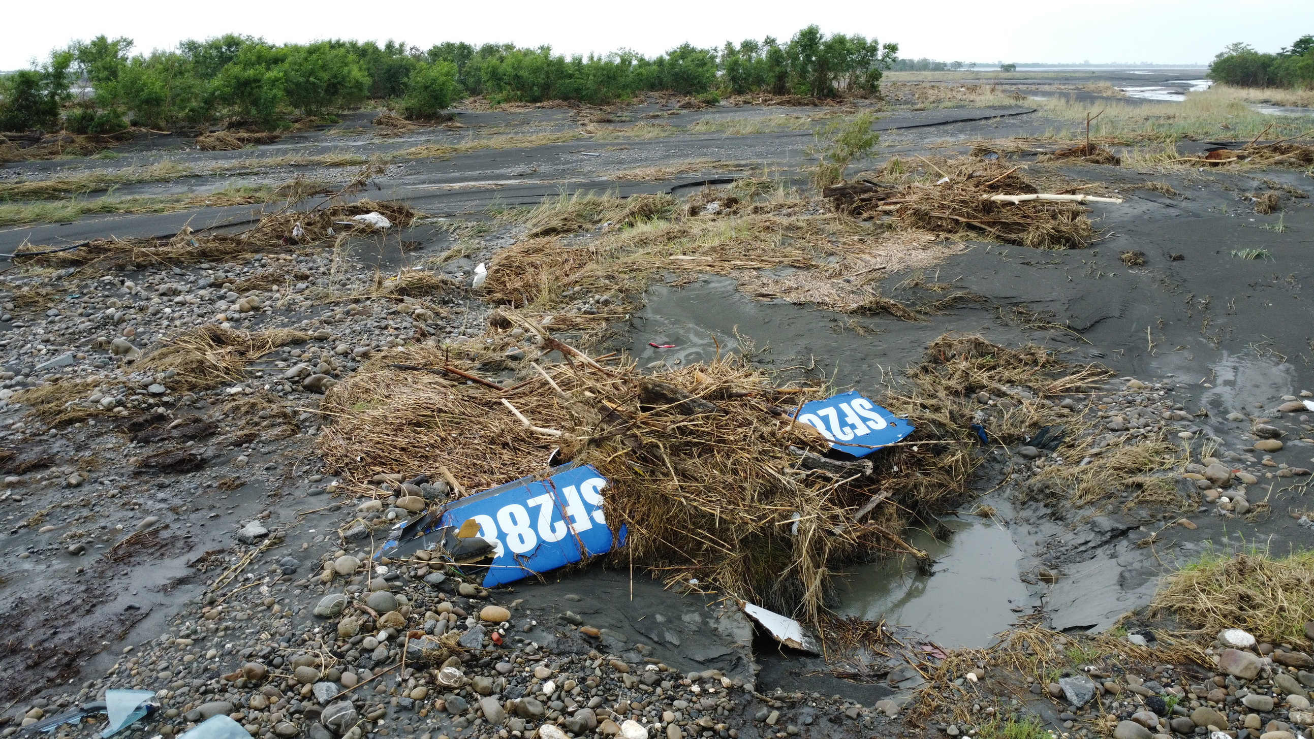 ▲凱米颱風帶來豪大雨，造成濁水溪河水暴漲，承租河川地的農民巡視農地時發現3架鯊魚機殘骸。（縣議員李俊諭提供）