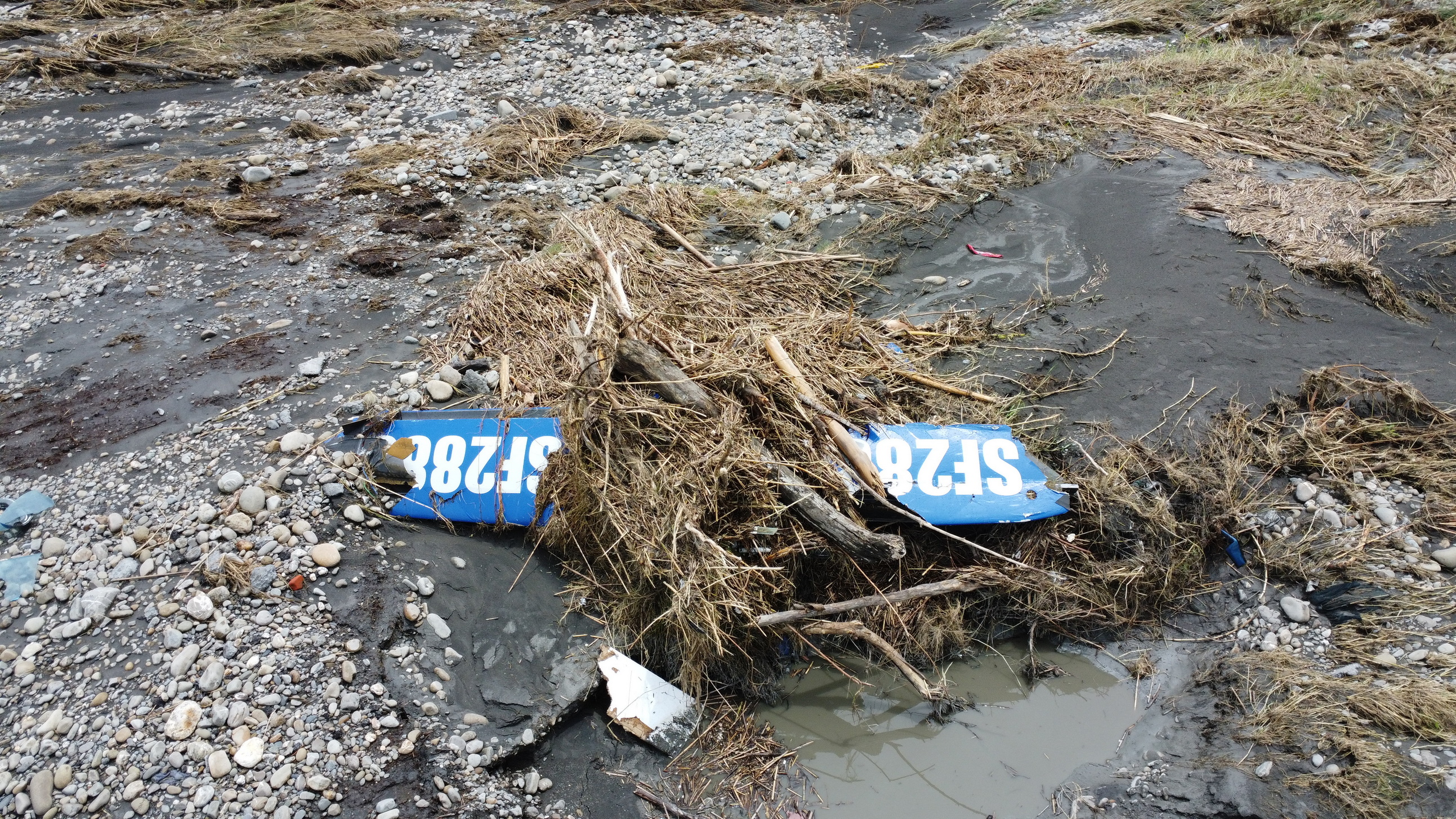 ▲凱米颱風帶來豪大雨，造成濁水溪河水暴漲，承租河川地的農民巡視農地時發現3架鯊魚機殘骸。（縣議員李俊諭提供）