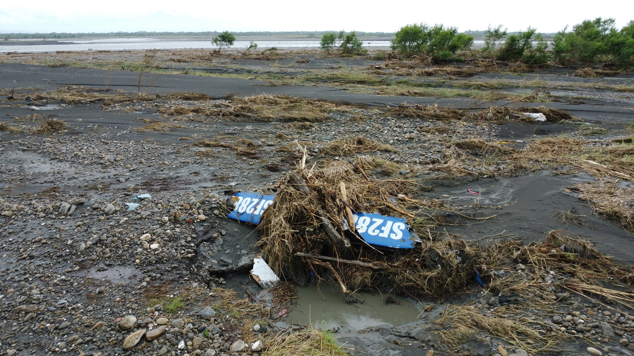 ▲凱米颱風帶來豪大雨，造成濁水溪河水暴漲，承租河川地的農民巡視農地時發現3架鯊魚機殘骸。（縣議員李俊諭提供）