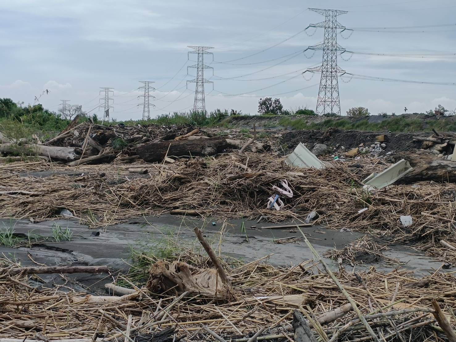 ▲凱米颱風帶來豪大雨，造成濁水溪河水暴漲，承租河川地的農民巡視農地時發現3架鯊魚機殘骸。（縣議員李俊諭提供）