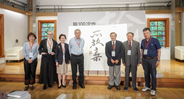 ▲所有貴賓於遠見攜手JJP潘冀建築師出版《輸100次也不放棄》新書發表會上, 共同開心合影。左起:《遠見雜誌》楊瑪利社長、琉璃工房楊惠姍創辦人、遠見天下文化事業群王力行發行人、JJP潘冀建築師潘冀創辦人;右起:清華大學通識教育中心吳光庭教授、台達集團鄭崇華創辦人、遠見天下文化事業群高希均創辦人。(圖/陳鴻文攝)