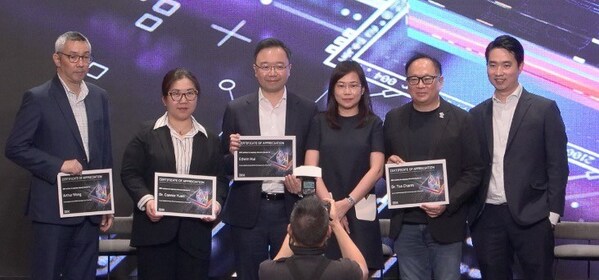 香港樹仁大學應用數據科學系副教授兼系主任 Connie Yuen 博士（上圖左二）、恆生銀行數據及分析辦公室主管 Edwin Hui 先生（上圖左三）及數據素養協會創會主席 Toa Charm 博士（上圖左五）出席了由 IBM 香港數據及人工智能銷售主管Kayton Wan先生（上圖左六）主持的主題為「您的數據是否已為人工智能做好準備？」的小組討論。IBM 中國香港總經理Mimi Poon女士 (上圖左四）與嘉賓及主持人合影。