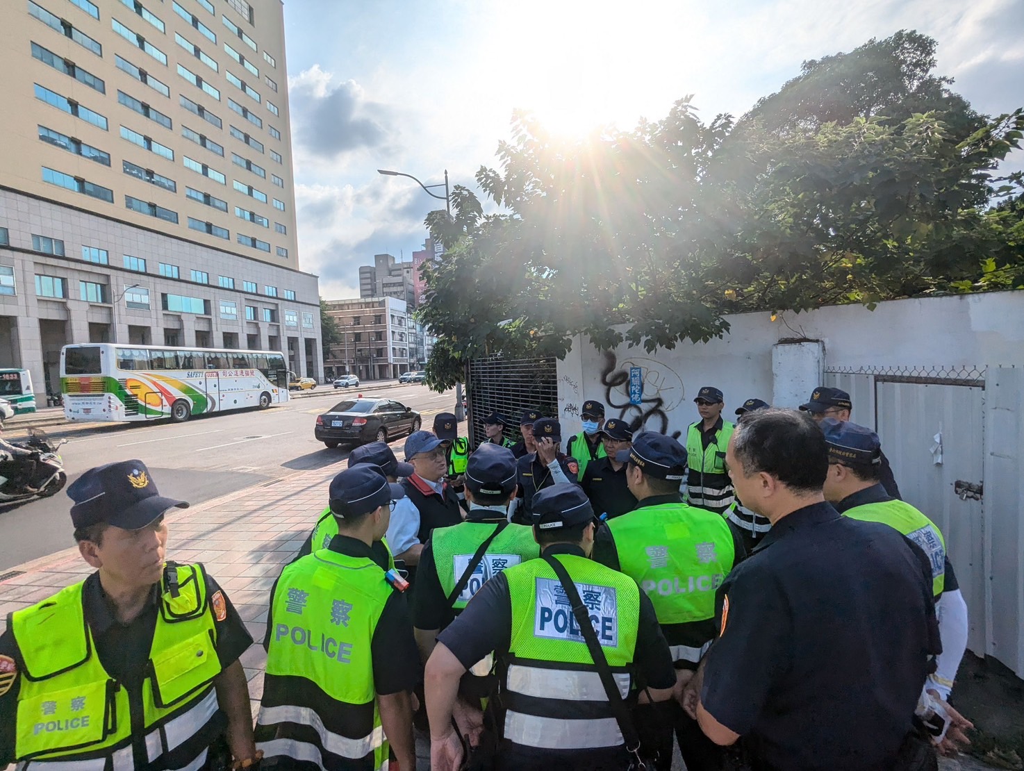 大同分局重點加強民生西路、環河北路、鄭州路等主要路段的交通疏導,並派遣員警及義交人員駐點指揮。(記者 黃荷琇翻攝)