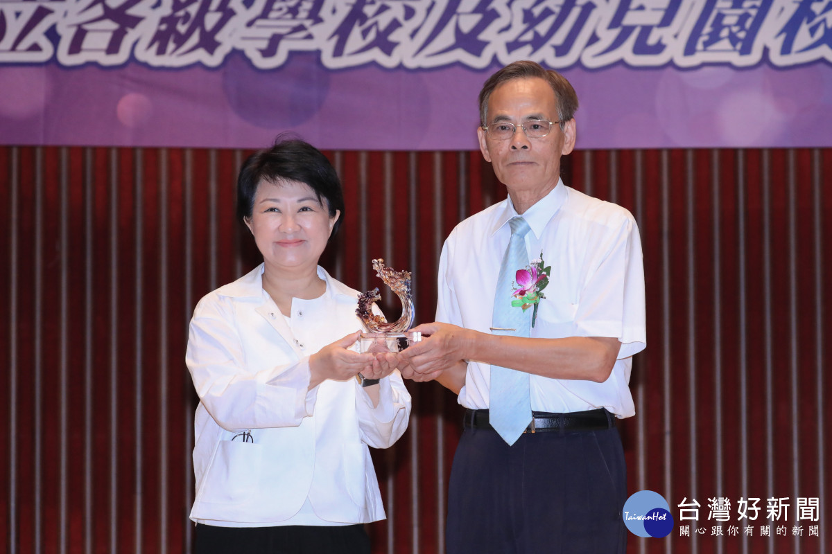盧秀燕感謝今年度退休的12位校長,奉獻他們的精華歲月在台中市從事教育工作、教養孩子。