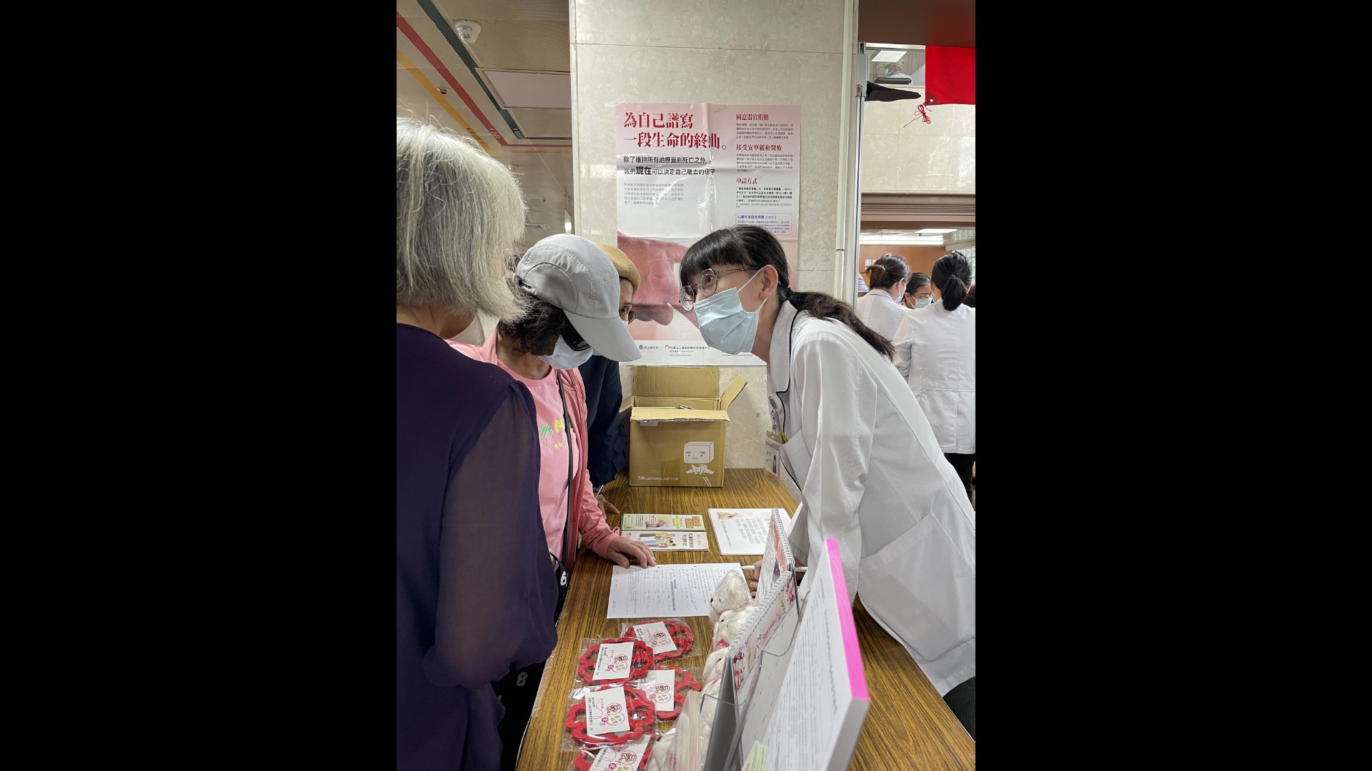 ▲活動現場設有多個闖關活動，讓社區民眾對肝炎防治有更深入認識。（記者張溎壕攝）