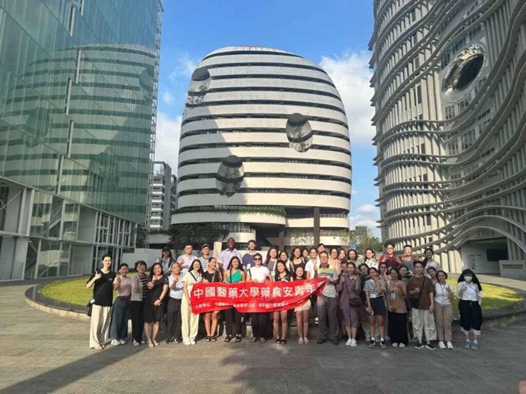 ▲中醫大舉辦四國七校跨國「應用永續發展目標鏈結國際藥學學習網絡營」研習交流。 (中國醫藥大學提供)