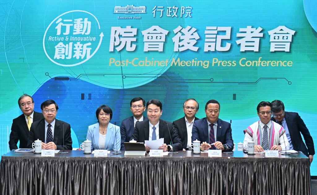 ▲行政院發言人陳世凱還原專訪時卓榮泰的說法,除了再三強調核三廠1號機不會延役,卓榮泰院長並未在專訪中提到2030年將重啟核電。(新傳處提供)