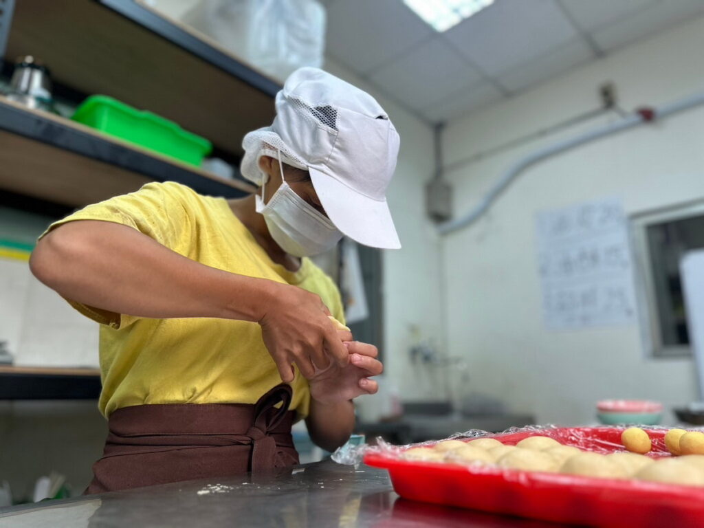 寶兒透過在花蓮習藝所「以工帶振」，生產中秋月禮盒，讓5個孩子的家，得以維持基本