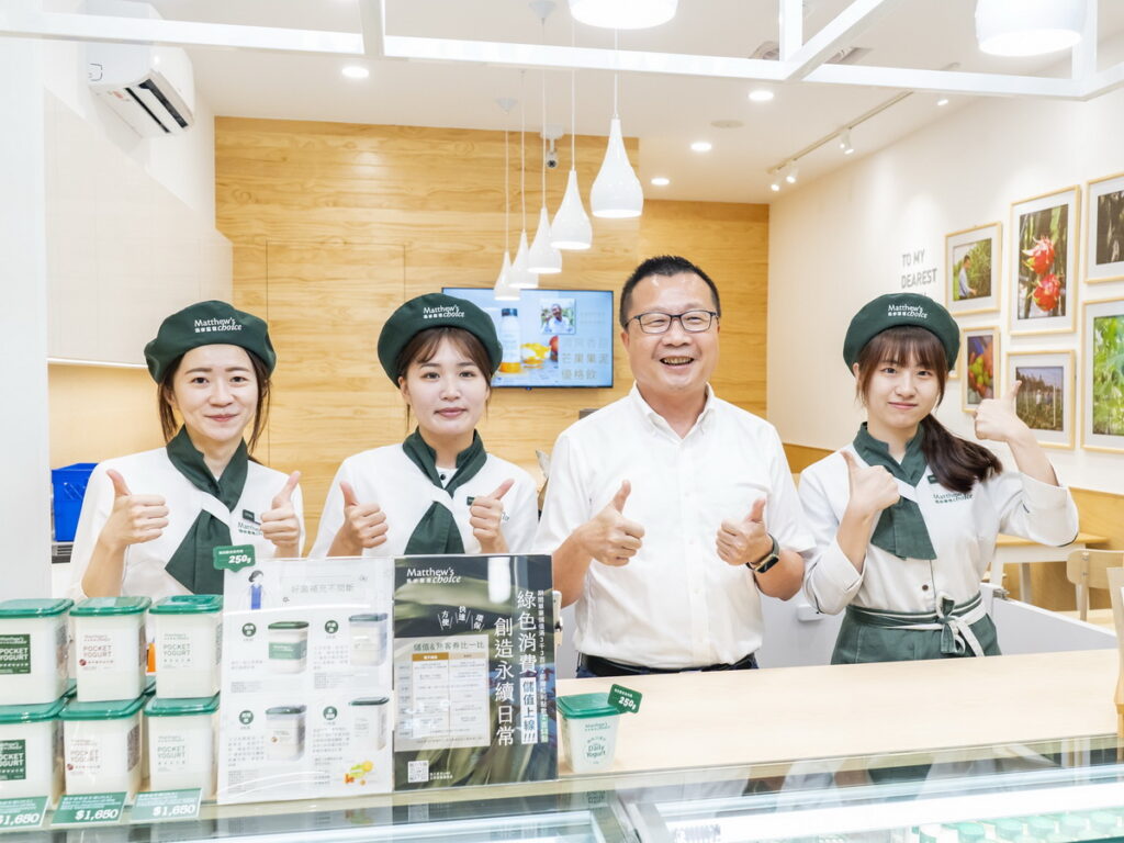 馬修嚴選明誠門市開幕,門市夥伴具有優格評鑑師身分,提供專業的好菌知識,致力成為「社區好菌專家」。右二為馬修嚴選執行長。(圖/馬修嚴選提供)
