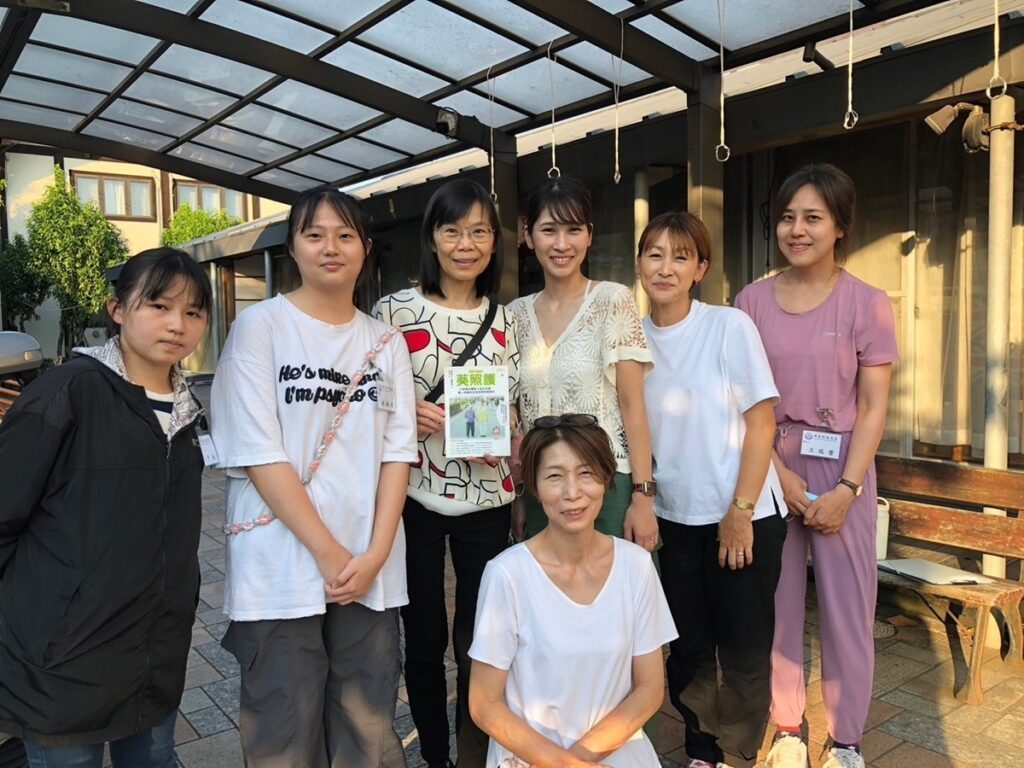 中臺科大護理系師生與葵照護工作人員合影。(圖/中臺科大提供)