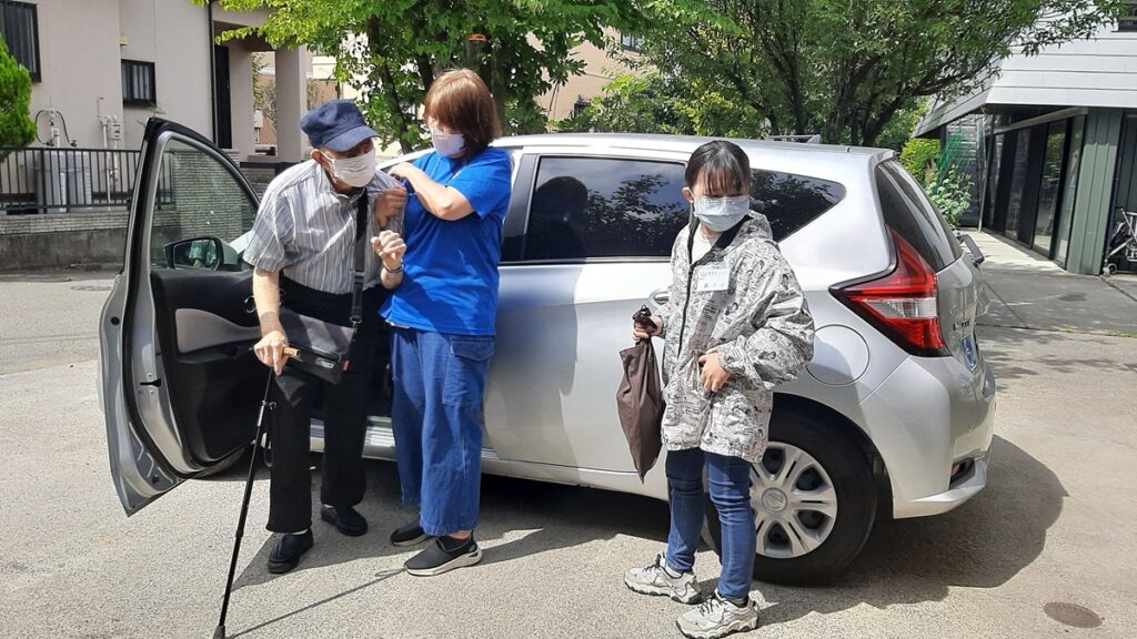 中臺科大羅予汝同學接送葵照護長者(圖/中臺科大提供)