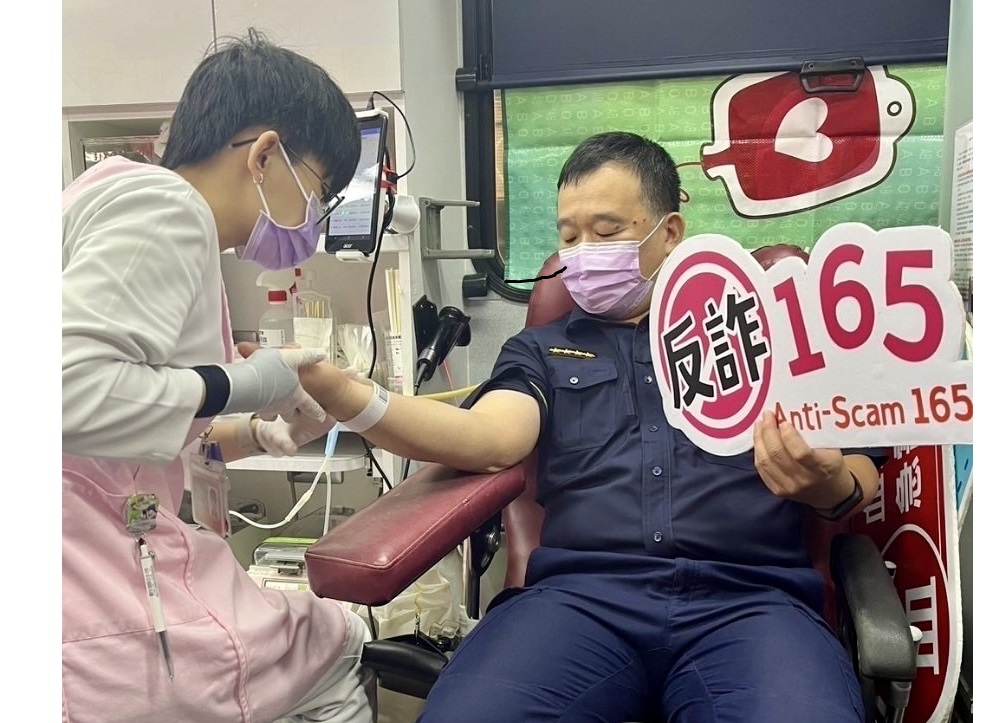 松山警挽袖捐血 不忘反詐騙交通安全宣導 236 cnwes248240801a4