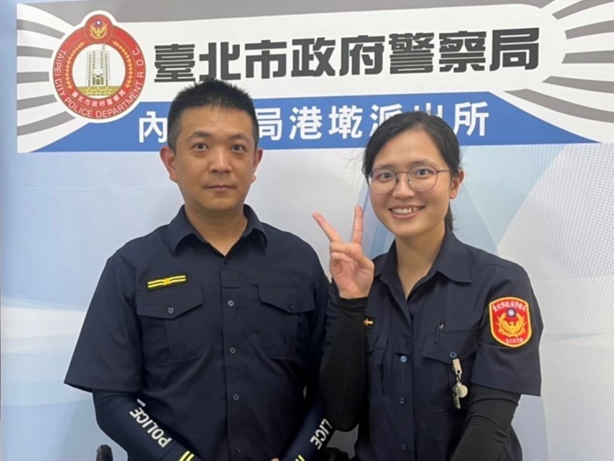 港墘派出所副所長吳璽名(左)、警員黃祺玲(右)。(記者薛秀蓮翻攝)