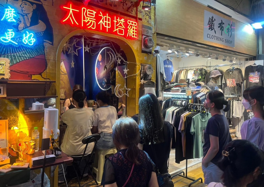 「太陽神塔羅」開立在士林夜市安平街,採預約制,客人來自世界各地 。(圖/太陽神塔羅提供)