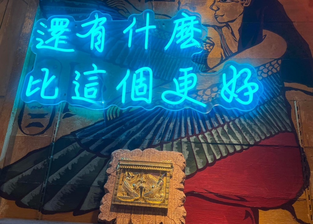 「太陽神塔羅」開立在士林夜市安平街,採預約制,客人來自世界各地都有。(圖/太陽神塔羅提供)