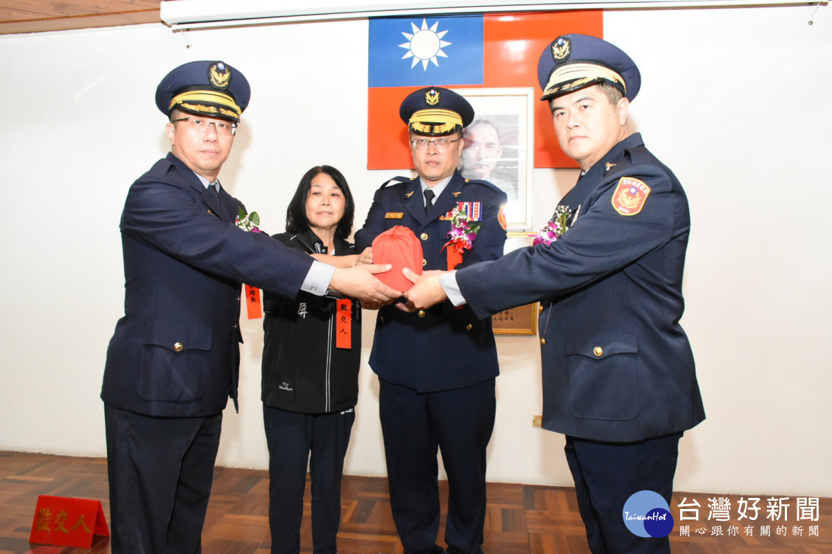 方子欽(右)接任虎尾警分局長，雲林縣警局長李建民(中)主持監交／警方提供