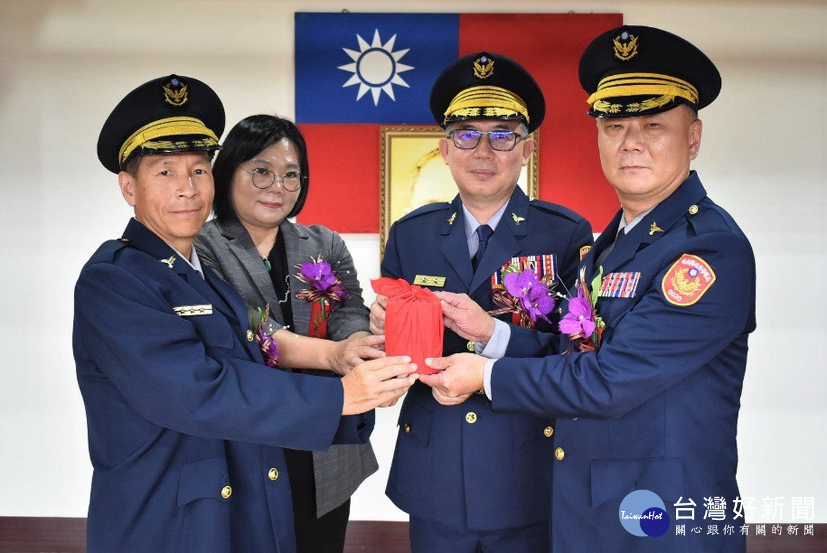 縣警局長吳耀南（右二）主持卸新任分局長交接。（南投分局提供）