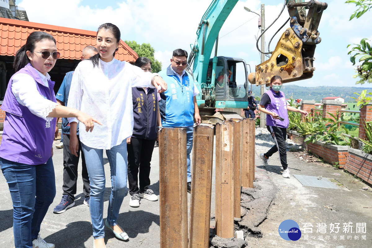 許縣長再度關切搶救竹山社區道路下陷進度。（縣府提供）