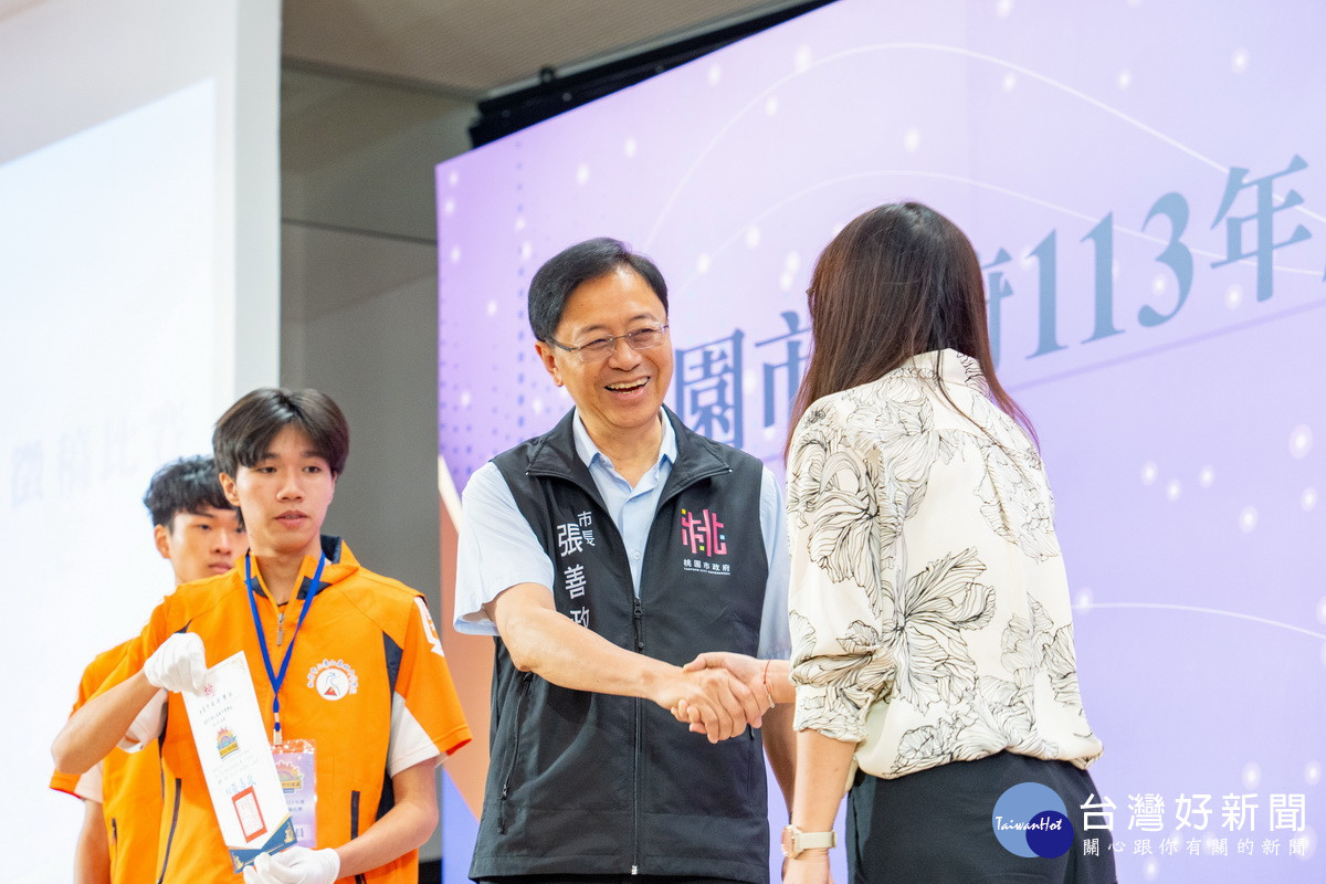 桃園市長張善政頒獎予桃園市廉潔意象徵稿比賽獲獎學生。<br /><br />