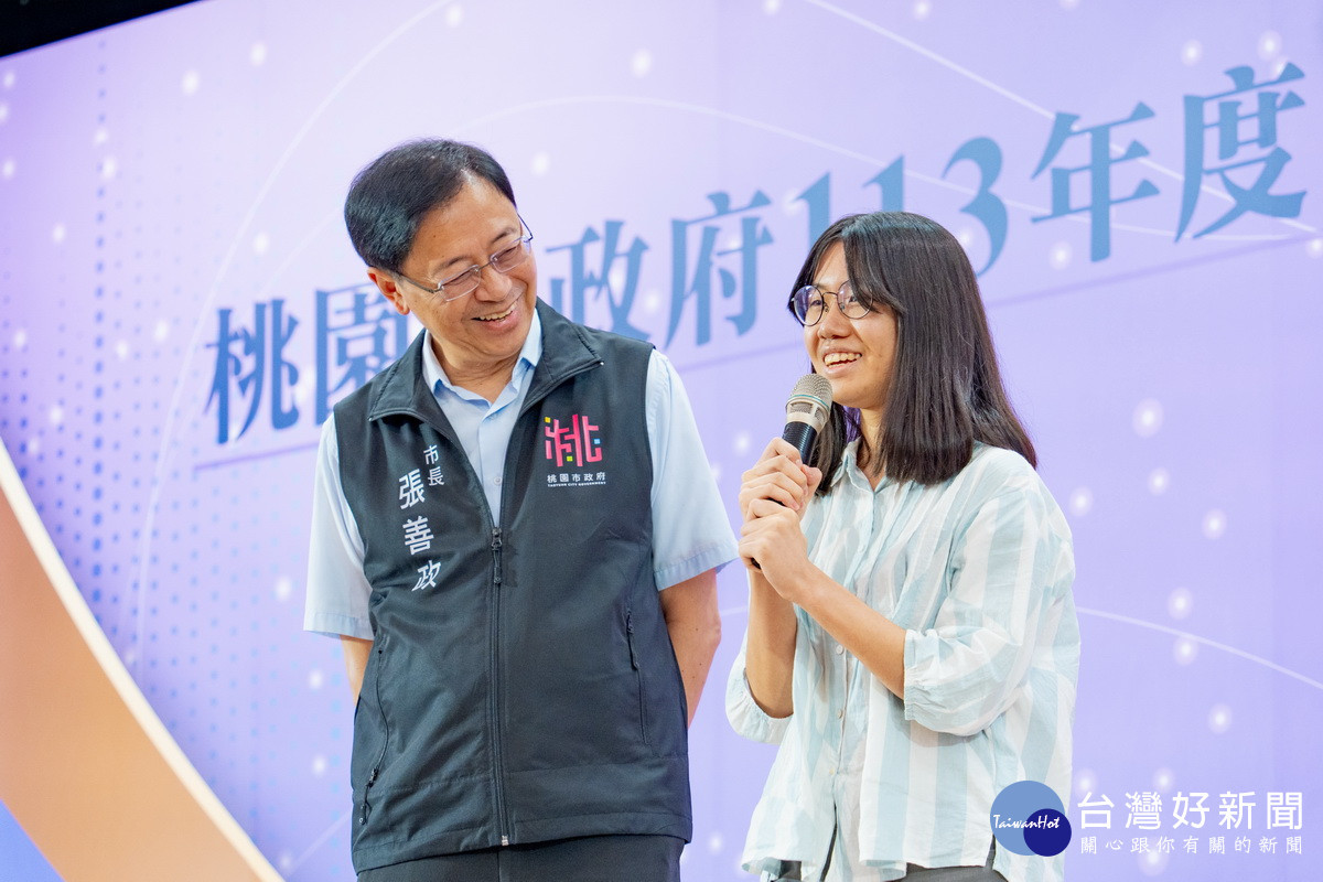 桃園市長張善政頒獎予桃園市廉潔意象徵稿比賽獲獎學生。<br /><br />