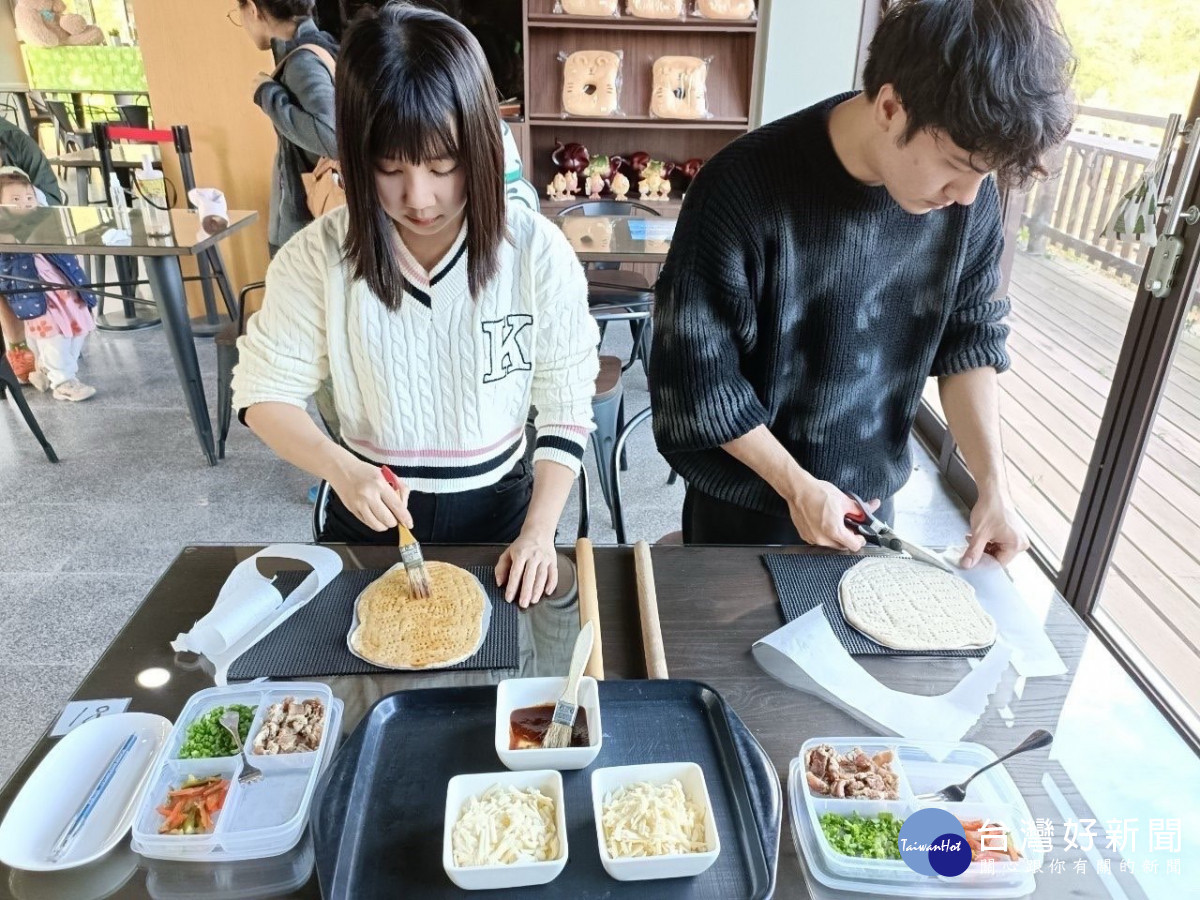 客家鹹豬肉窯烤PIZZA製作,讓家長和孩子們一起享用這份別具風味的午餐。<br /><br />