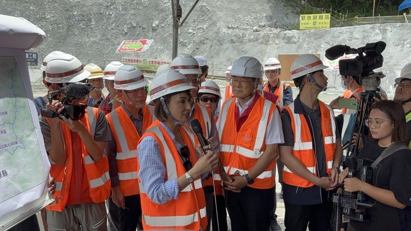 邱議瑩(前左)2日陪同行政院長卓榮泰到高雄那瑪夏等區勘災,她表示,許智傑看板可愛。邱議瑩辦公室提供