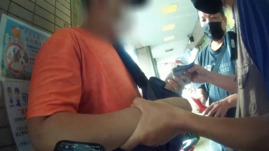 ▲圖說:香港籍的陳男來臺旅遊兼當車手,在ATM前遭員警逮個正著 (圖/台中市政府 提供)
