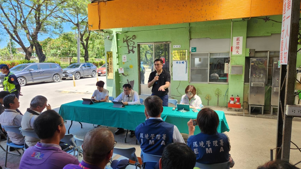 環境部彭啓明部長聽取清潔隊員建言及回應（圖：環境部環管署）