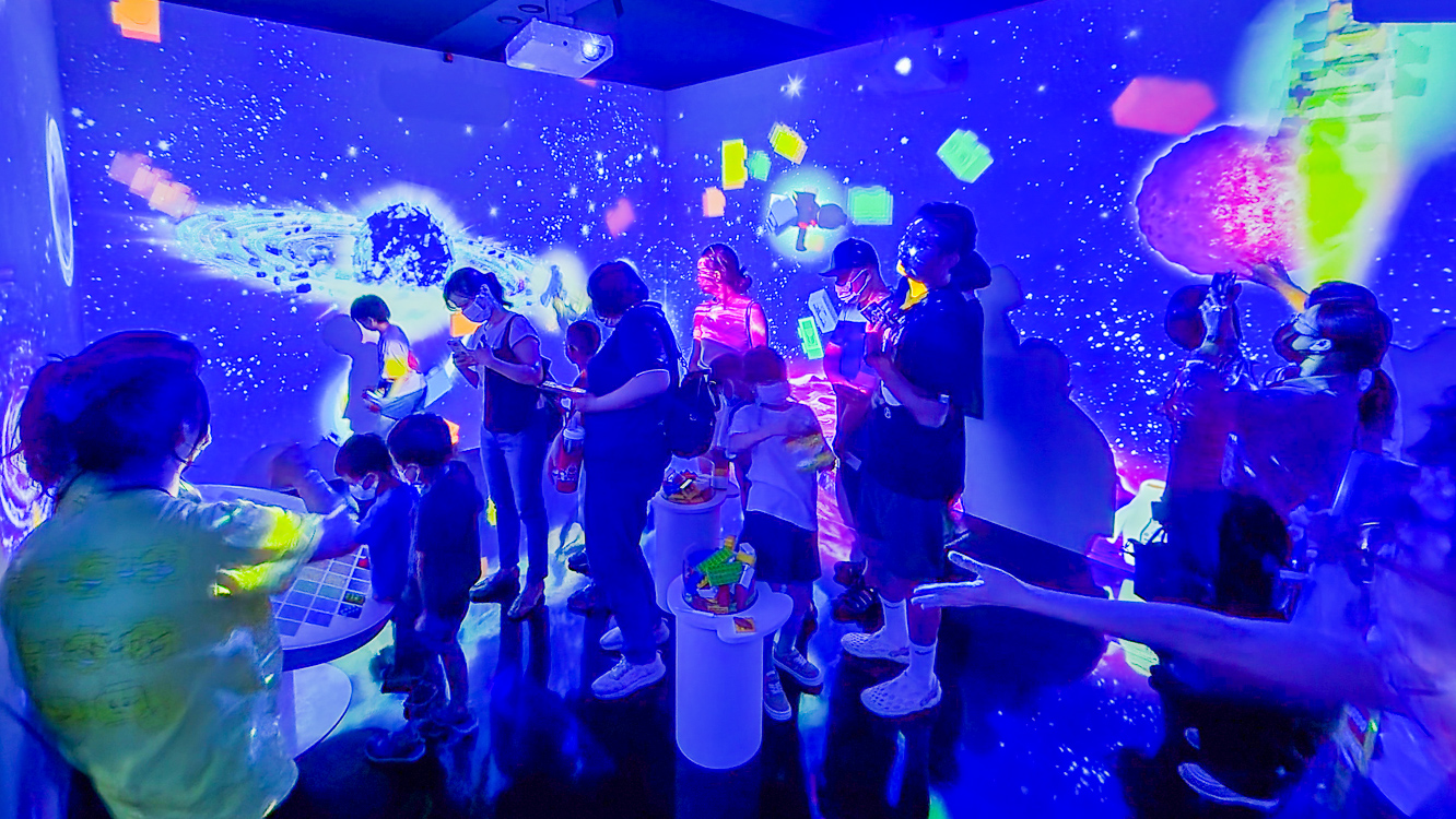 ▲「樂高星際探險」結合光影互動，以情境式空間設計，結合積木拼砌環節，打造耳目一新的沉浸式拼砌體驗。（圖/記者黃淑貞攝）