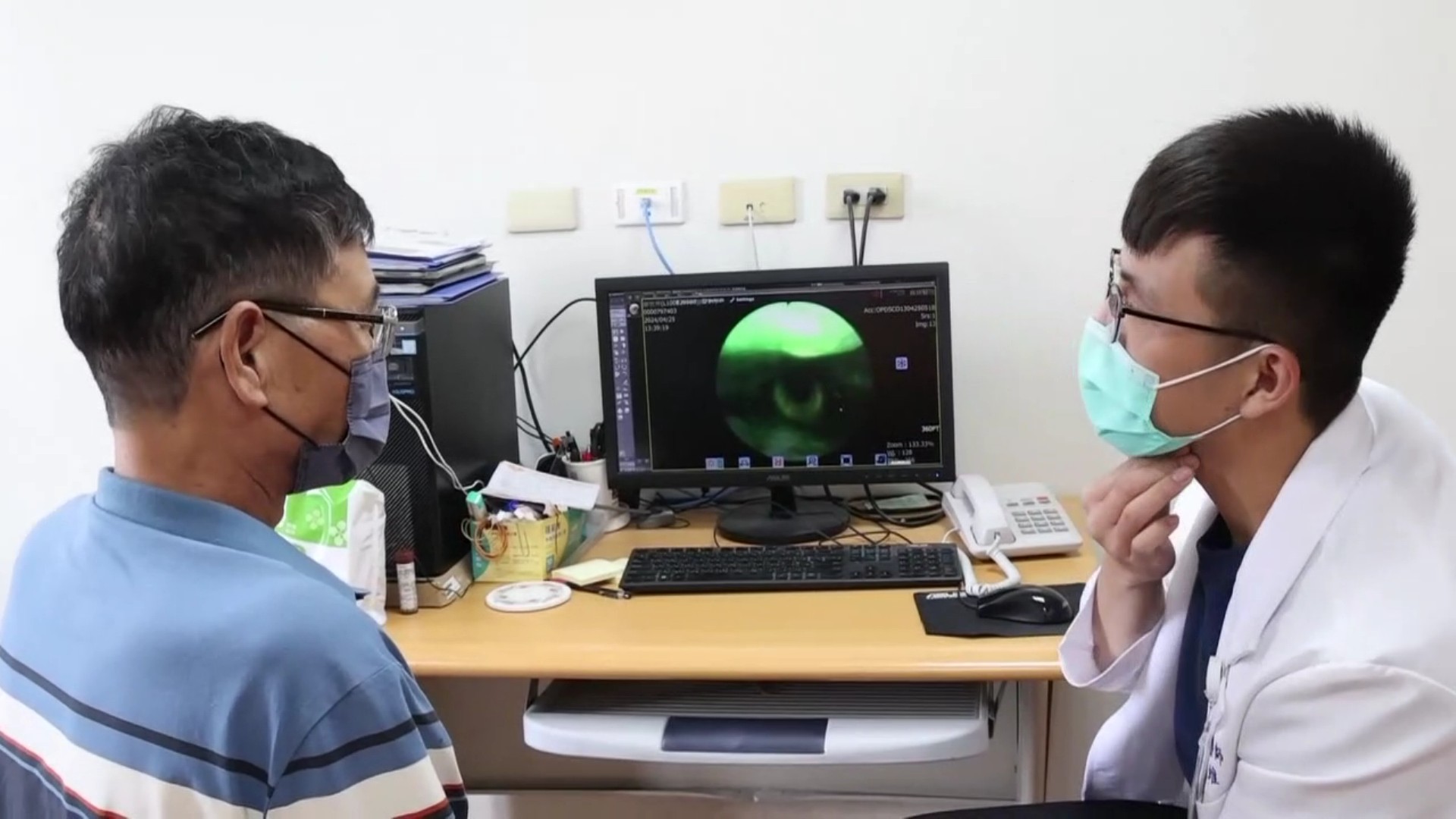 ▲陳姓男子到員榮醫院復健科接受吞嚥治療,經過數月治療,現在只要舌頭在口腔轉一轉,就有口水,可繼續睡覺。(員榮醫院提供)