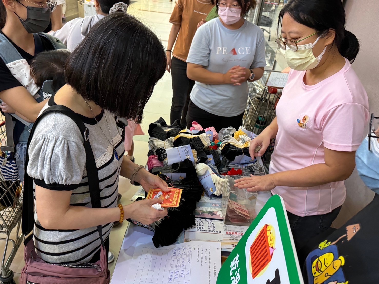 ▲彰化縣環保局為推廣減量焚燒紙錢推出「替代燒」方案,將民眾購買紙錢的預算,轉為捐款給需要幫助的弱勢團體。(記者張溎壕攝)