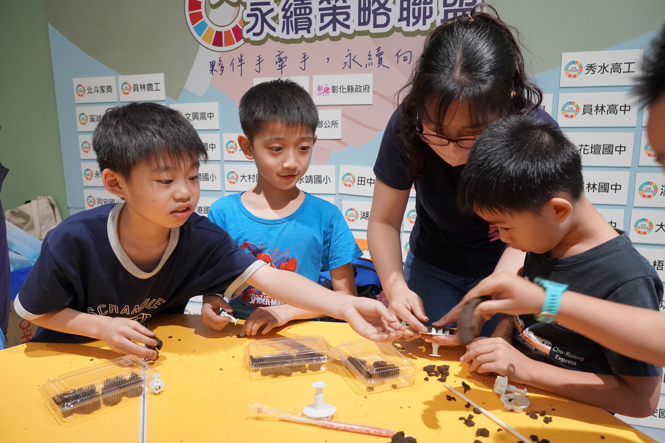▲村上國小參訪大葉大學,參觀SDGs校園實踐場域,體驗咖啡渣蚊香DIY等活動,透過實作學習,了解並養成永續思維。(記者張溎壕攝)