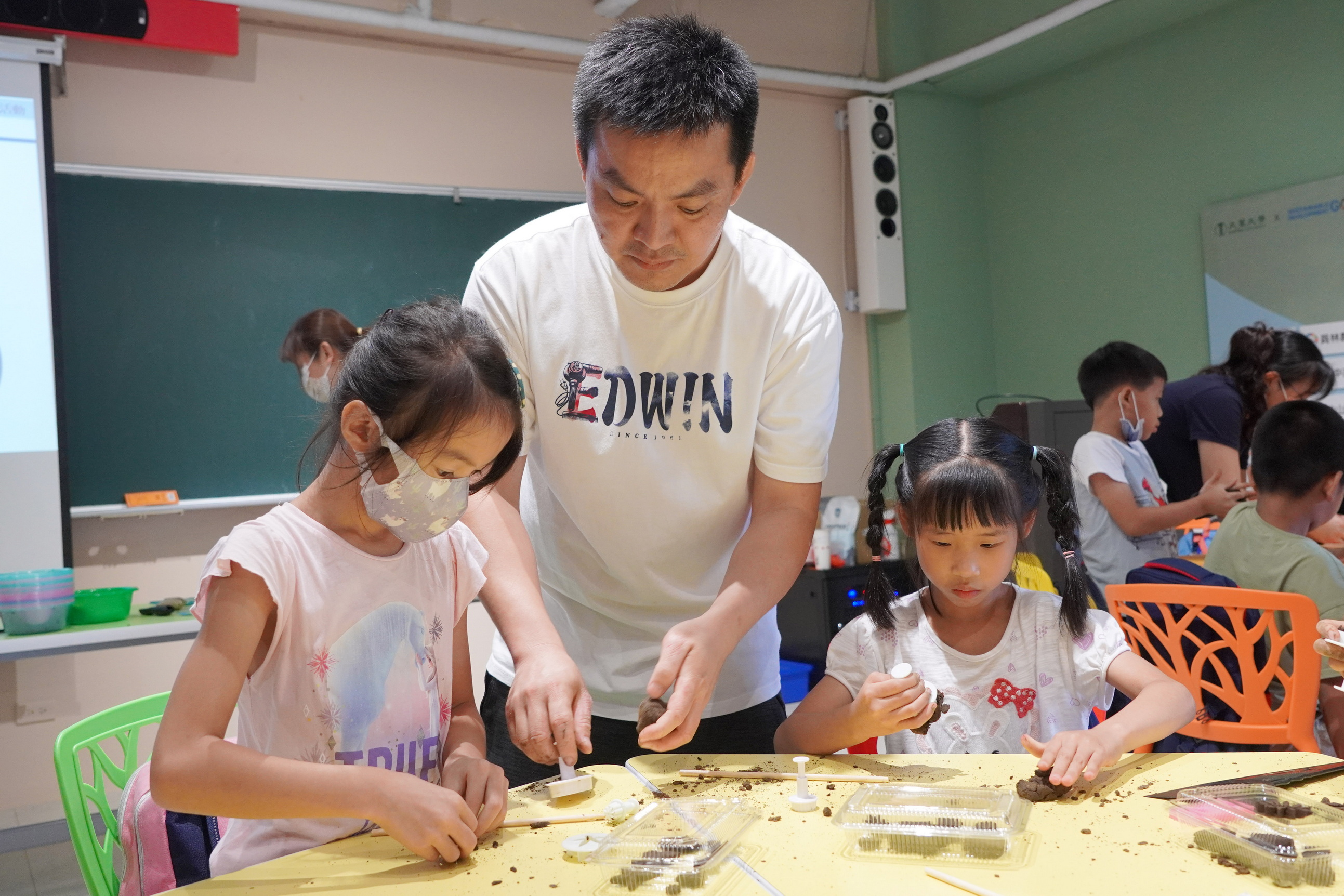 ▲村上國小參訪大葉大學，參觀SDGs校園實踐場域，體驗咖啡渣蚊香DIY等活動，透過實作學習，了解並養成永續思維。（記者張溎壕攝）