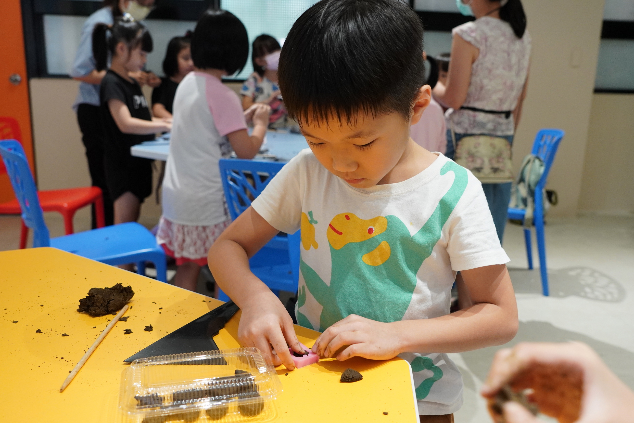▲村上國小參訪大葉大學，參觀SDGs校園實踐場域，體驗咖啡渣蚊香DIY等活動，透過實作學習，了解並養成永續思維。（記者張溎壕攝）