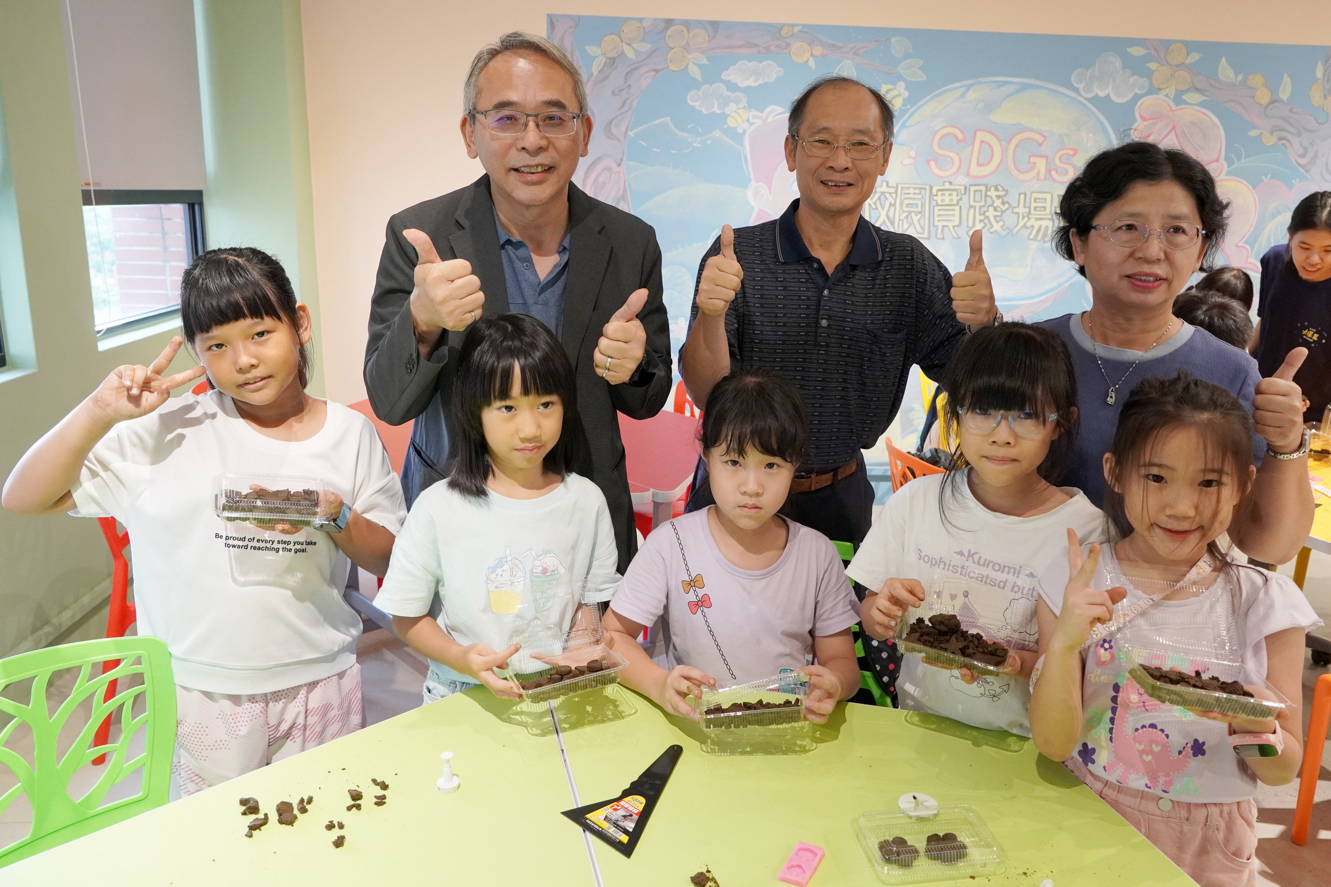 ▲村上國小參訪大葉大學，參觀SDGs校園實踐場域，體驗咖啡渣蚊香DIY等活動，透過實作學習，了解並養成永續思維。（記者張溎壕攝）