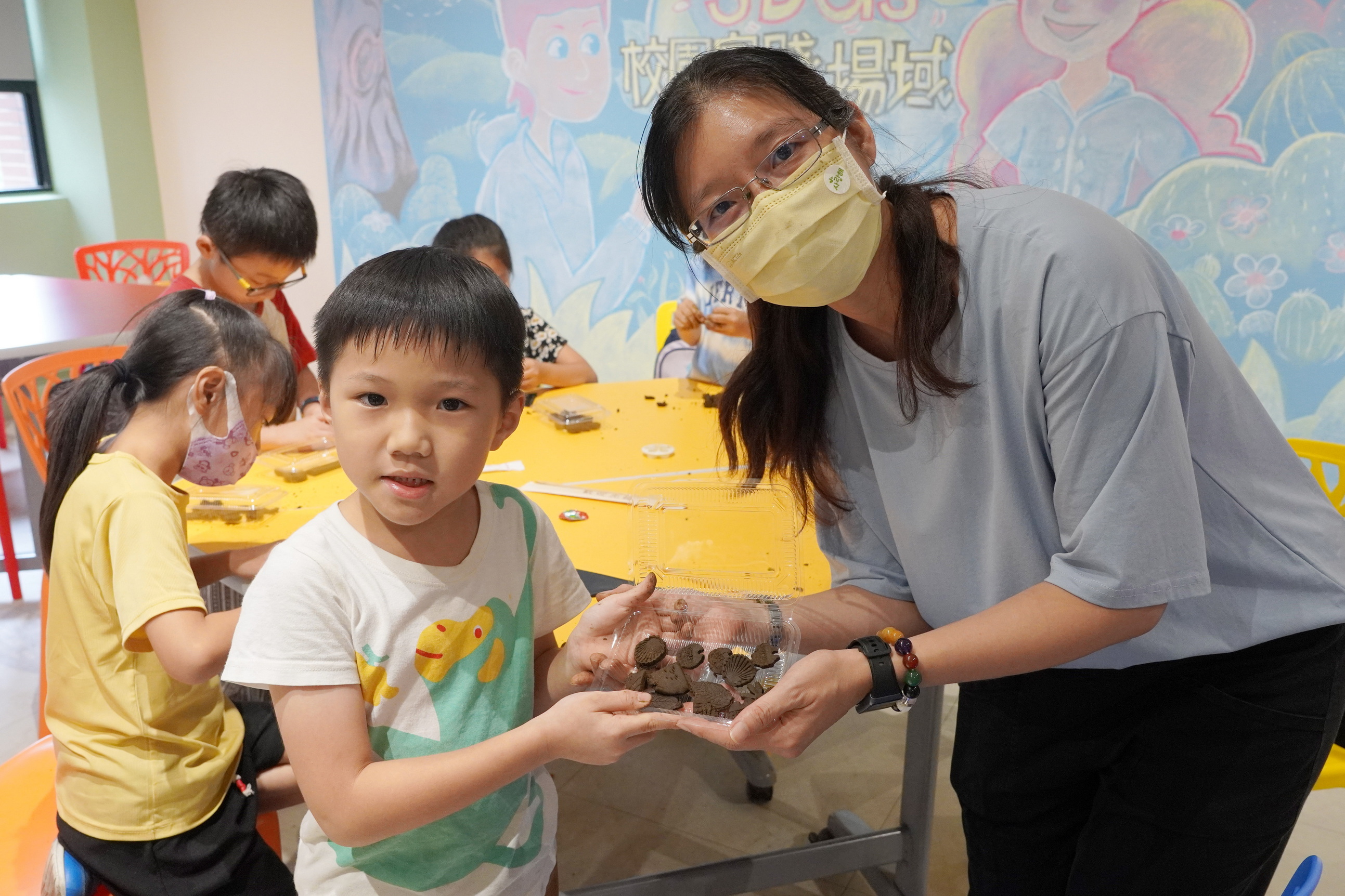 ▲村上國小參訪大葉大學，參觀SDGs校園實踐場域，體驗咖啡渣蚊香DIY等活動，透過實作學習，了解並養成永續思維。（記者張溎壕攝）