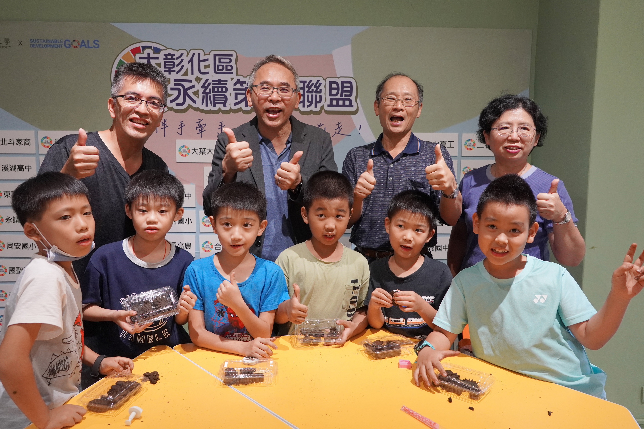 ▲村上國小參訪大葉大學，參觀SDGs校園實踐場域，體驗咖啡渣蚊香DIY等活動，透過實作學習，了解並養成永續思維。（記者張溎壕攝）