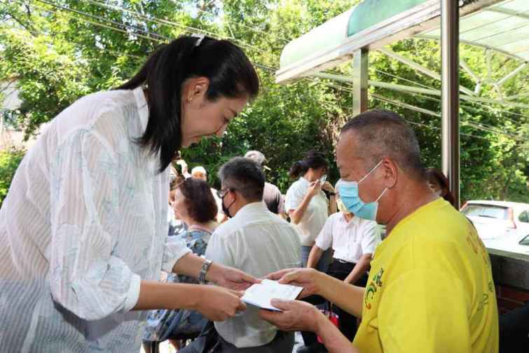 ▲竹山鴻囍社區道路塌陷成災，許淑華會勘搶險進度並發放慰問金。（記者張玉泰翻攝）