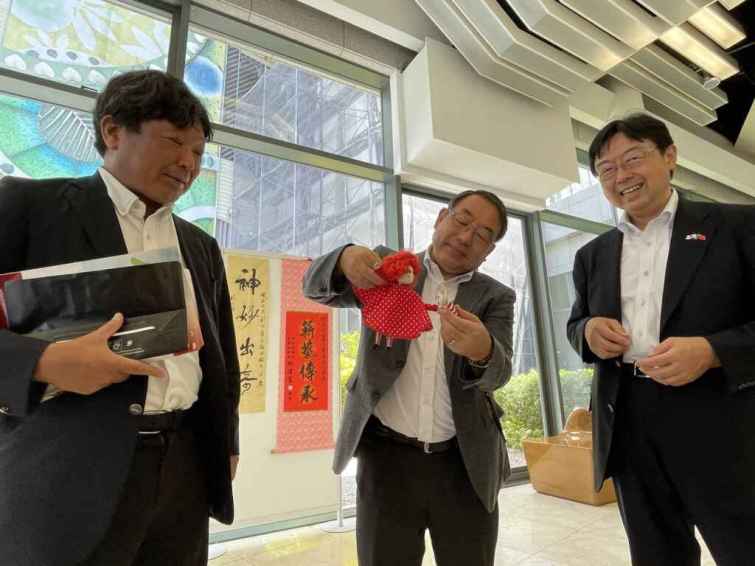 ▲埼玉縣日台親善協會淺野和生會長實際體驗操偶。（彰化縣文化局提供）