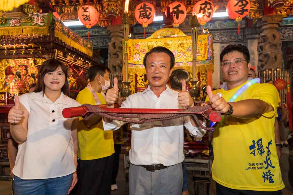 ▲嘉義縣長翁章梁到場點燈,與數百位民眾推著大轎、手持火把,隨李王爺繞行庄頭,祈求平安。(嘉義縣政府提供)